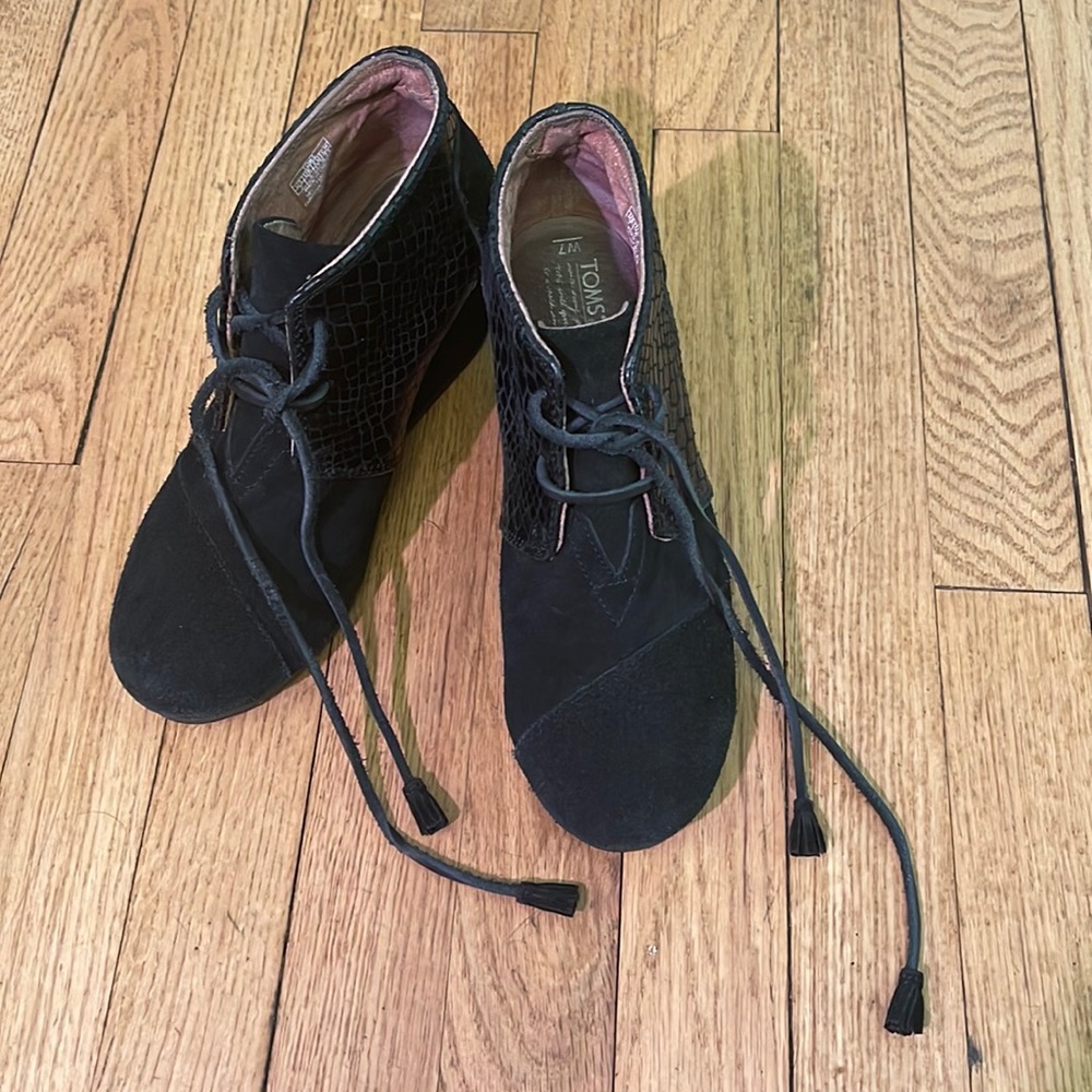 EUC Toms Suede Wedge Bootie